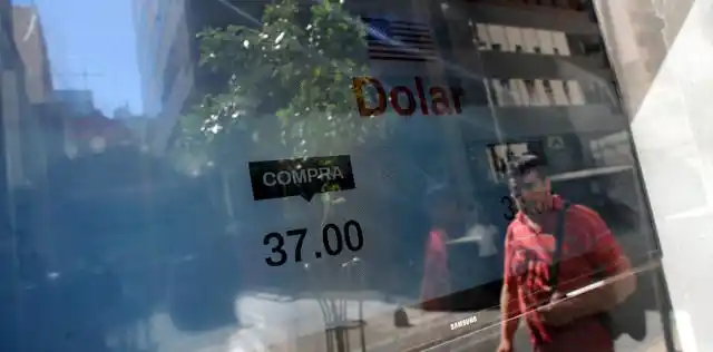 Los bancos argentinos cobran la comisión más alta de la región para compra de dólares