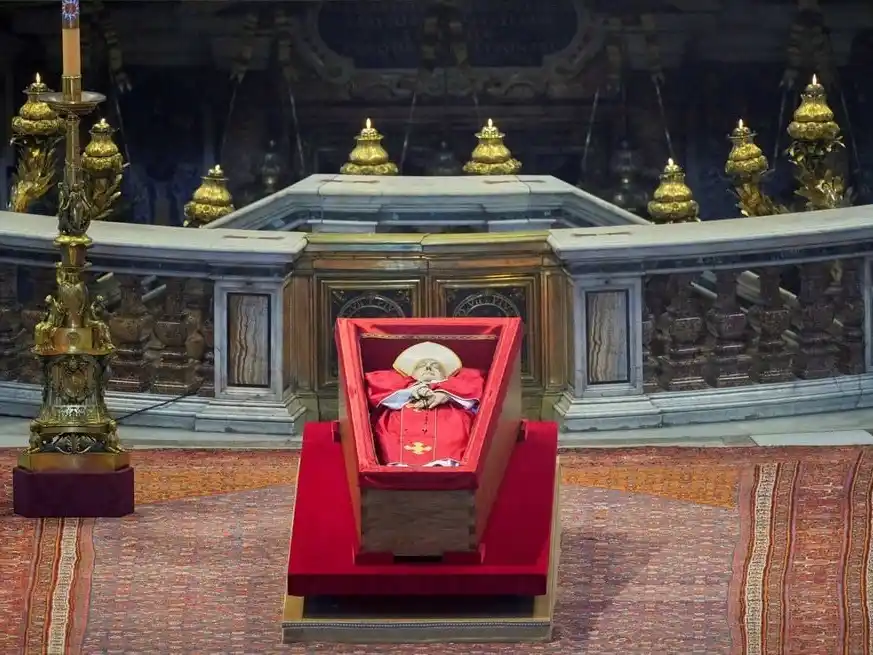 El cuerpo de Francisco fue trasladado a la basílica este miércoles. Crédito: Andrew Medichini/Reuters