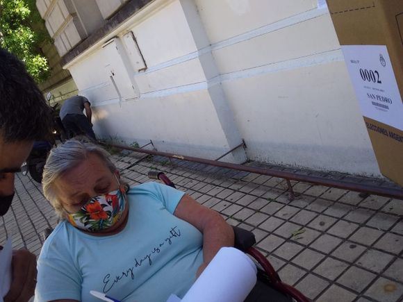Mirta fue a votar: “No me frena ni la silla de ruedas”