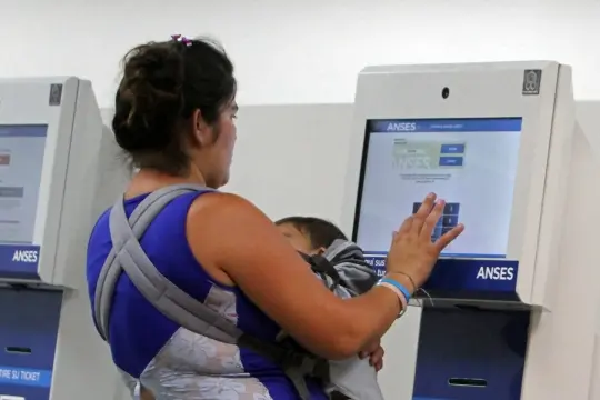 El Gobierno anunció un adelanto de la suba de la AUH: 46% en marzo