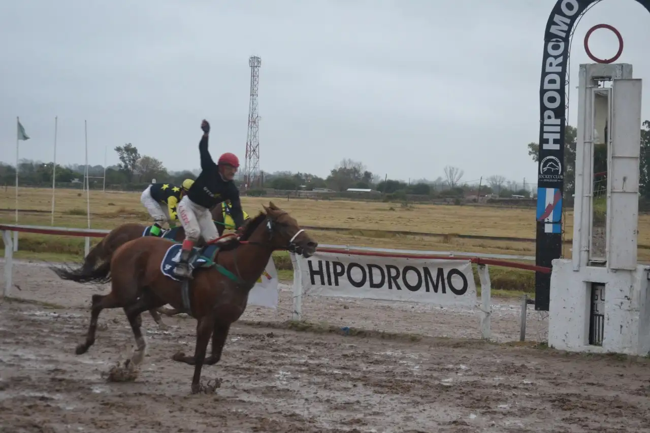 Súper Agente cruza el disco triunfal adjudicándose el Gran Premio 25 de Mayo.