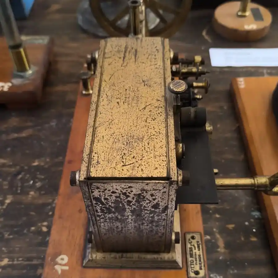 La Escuela Normal inauguró la muestra  “Aquel laboratorio de ayer”