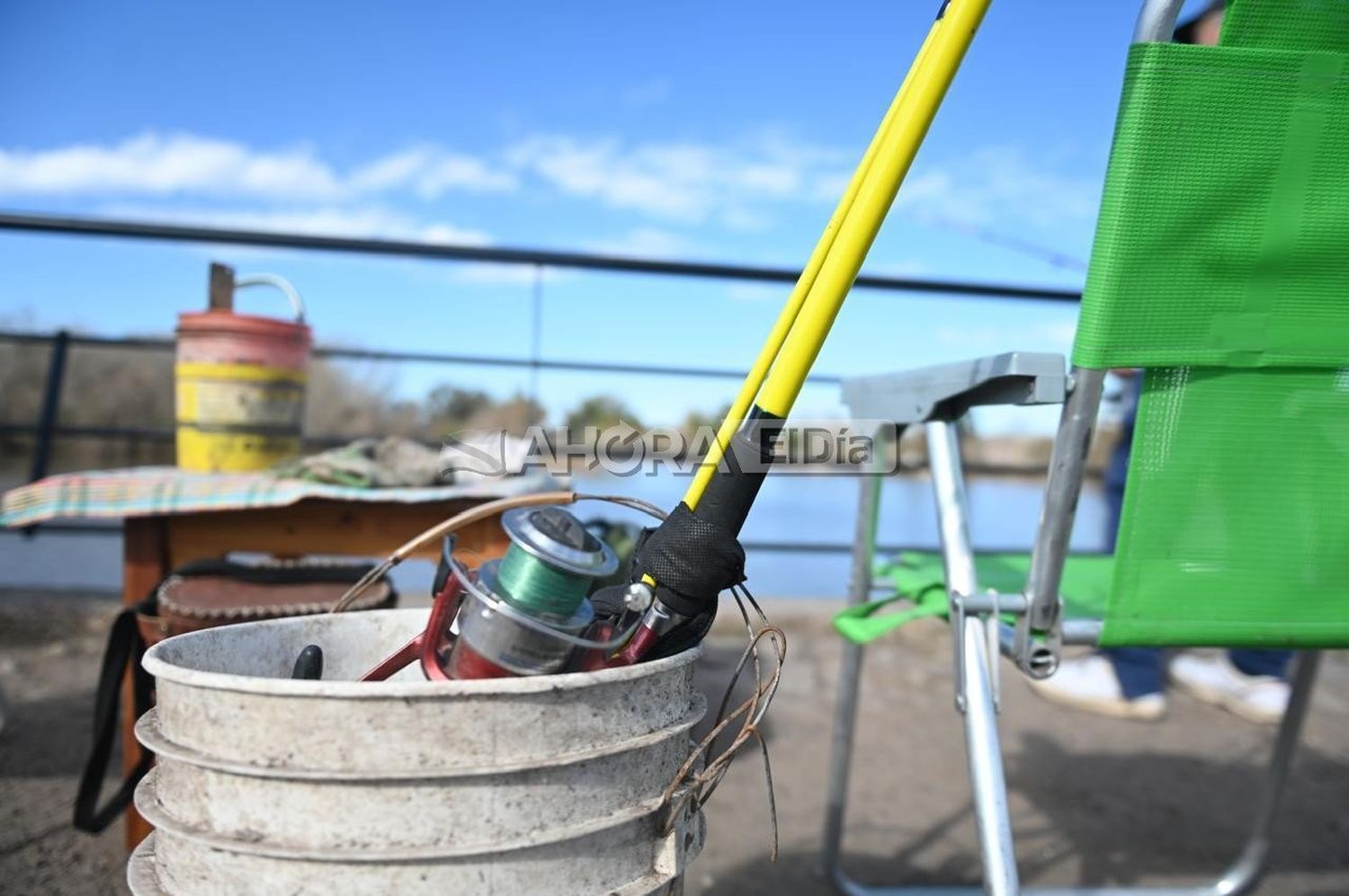 Decenas de familias recurren a la caza y la pesca para poder comer en la ciudad