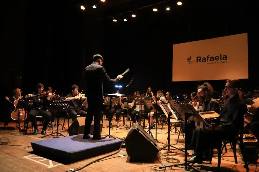  la Escuela Municipal de Música “Remo Pignoni” y la Orquesta Municipal de Tango presentaron Piazzola Sinfónico.