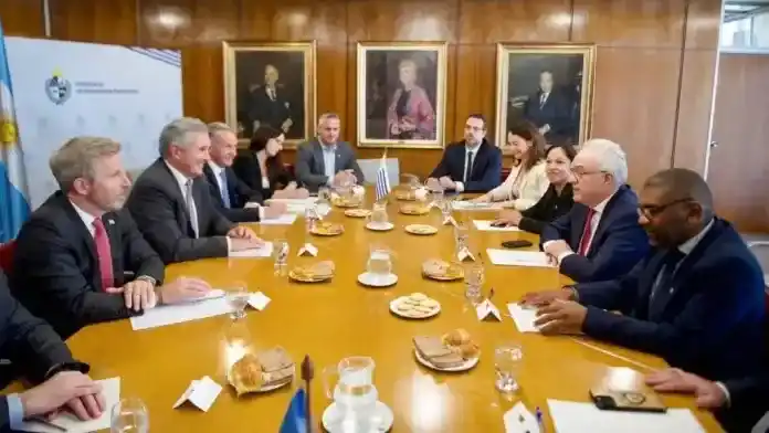 Frigerio viaja con Quirno a Uruguay para hablar de la relocalización de HIF Global