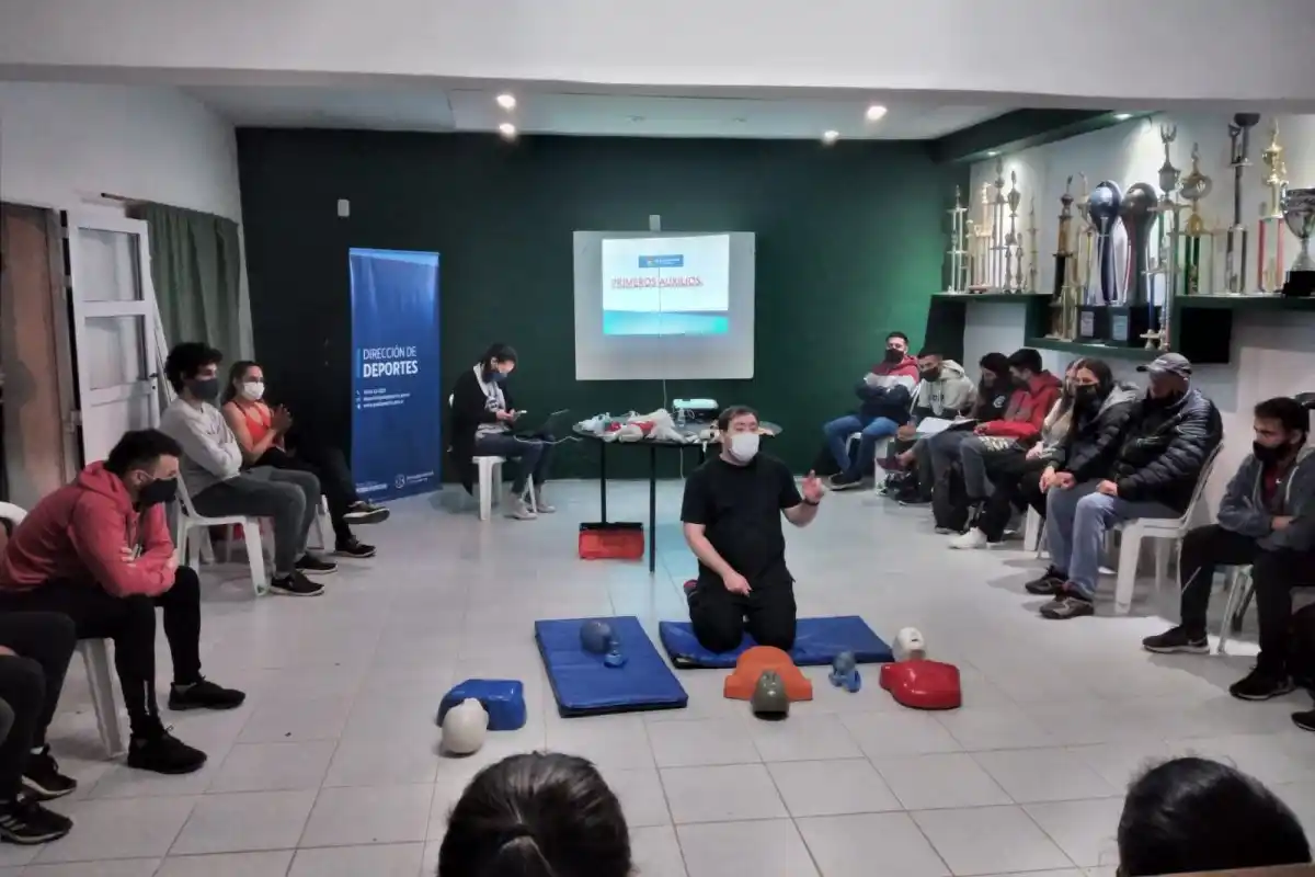 Realizan cursos de primeros auxilios y RCP en clubes de la ciudad