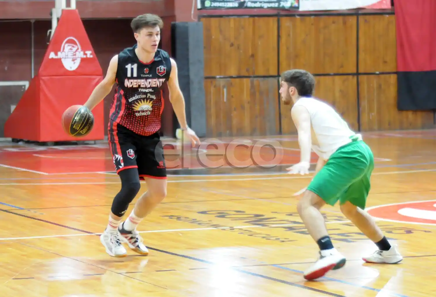 Manuel Puente maneja el balón.