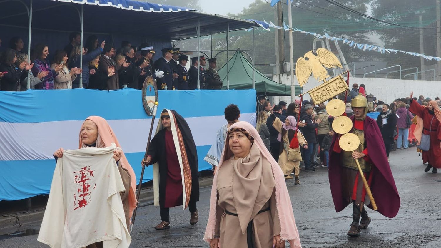 Las mejores fotos del desfile en Tandil: las instituciones fueron el sol patrio de la mañana de neblina