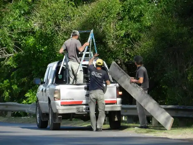Se les cayó la carga en el camino y casi se origina una tragedia