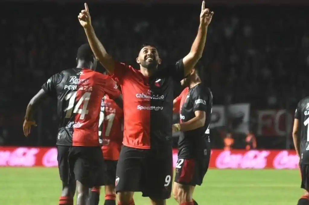 Con un Wanchope encendido, Colón le ganó a Vélez