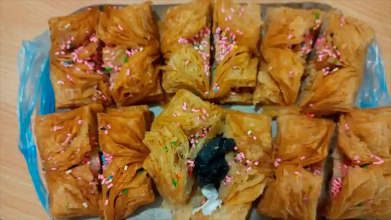 Rellenó pastelitos con envoltorios de droga para su hijo que estaba detenido