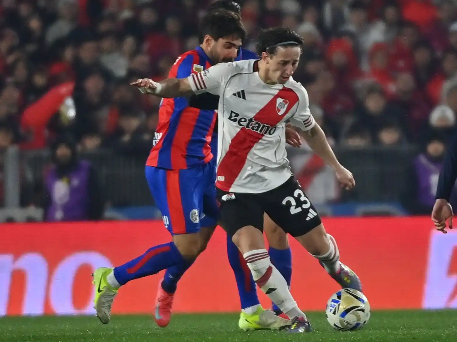 Matías Galarza hizo su debut como titular en River.