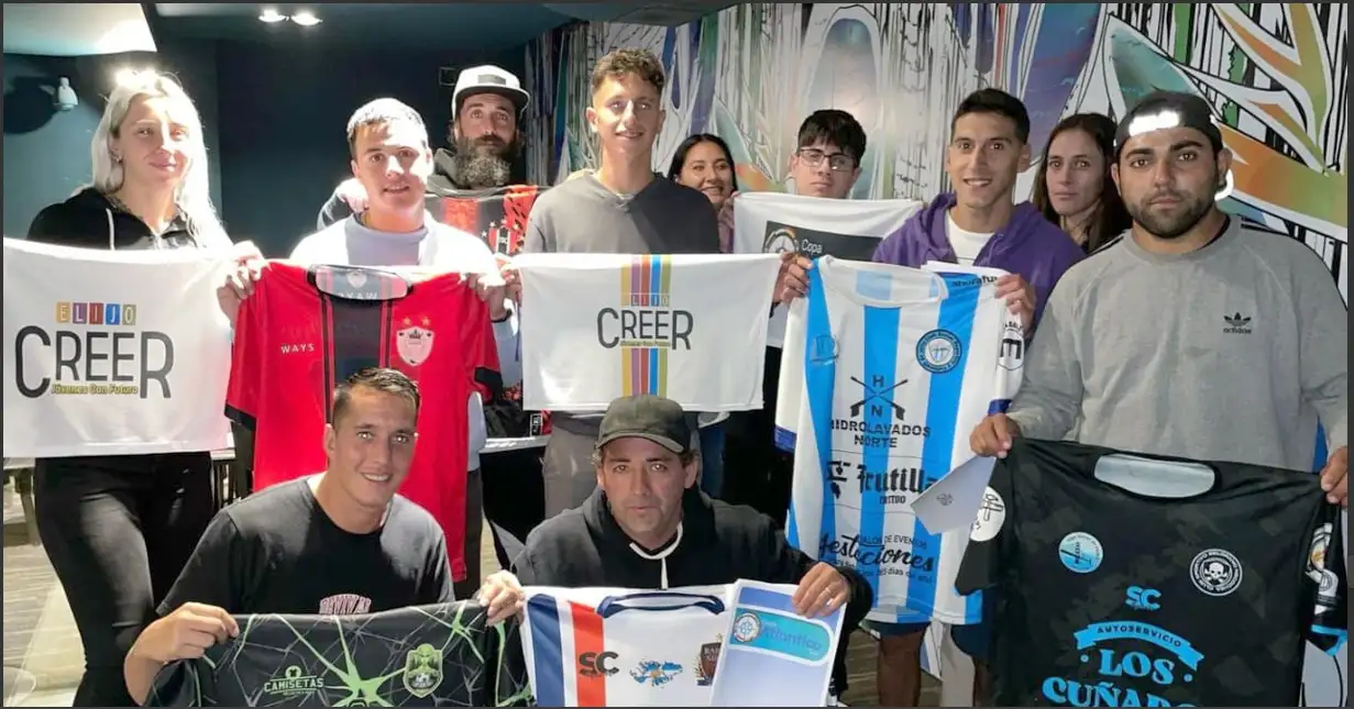 Navarrete, presidente de Elijo Creer, junto a delegados de los equipos participantes