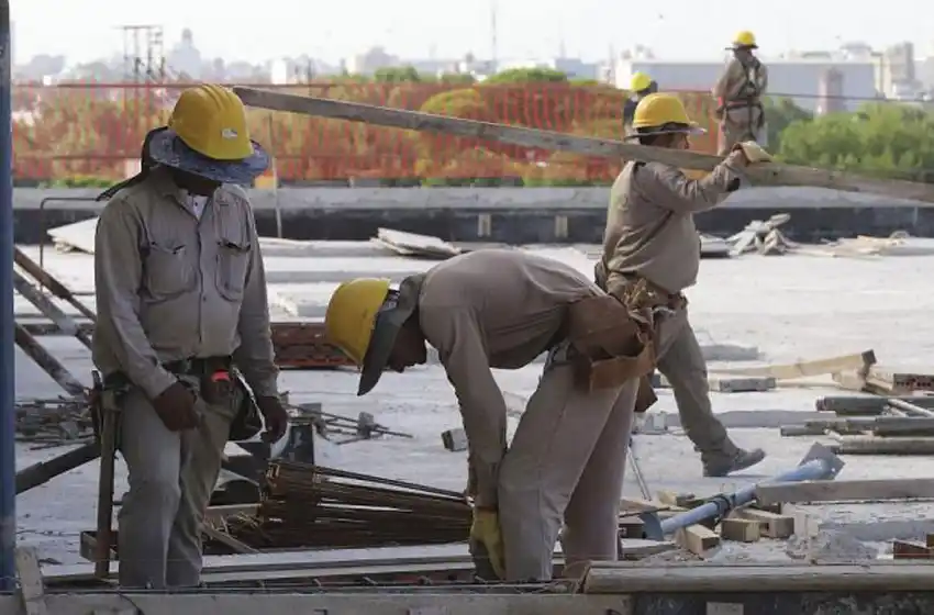 La economía desaceleró su caída en abril