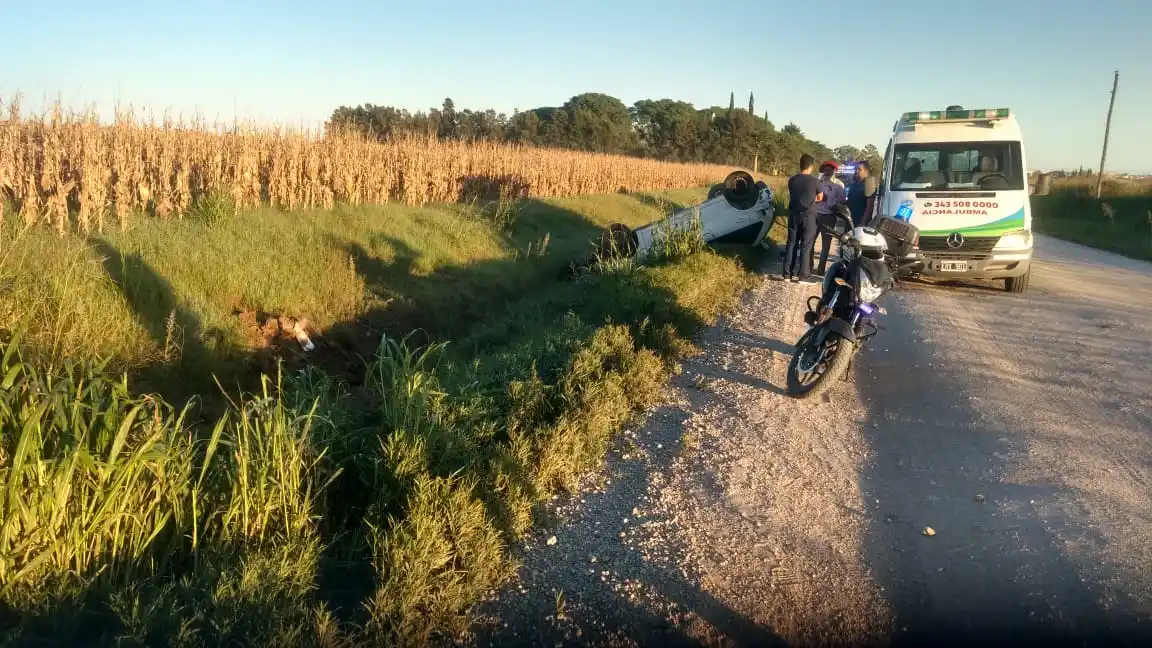 Volcó en un camino embrosado