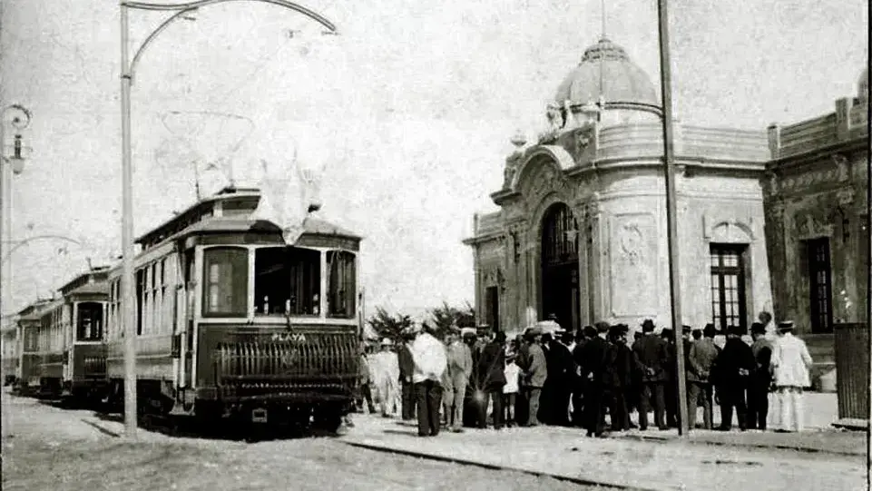 El tranvía. En la avenida 2, frente a la entrada de la vieja rambla