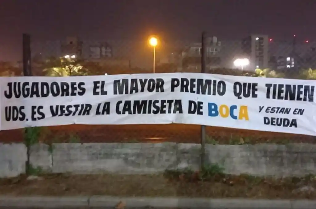 Apareció un pasacalle contra los jugadores de Boca cerca de la Bombonera