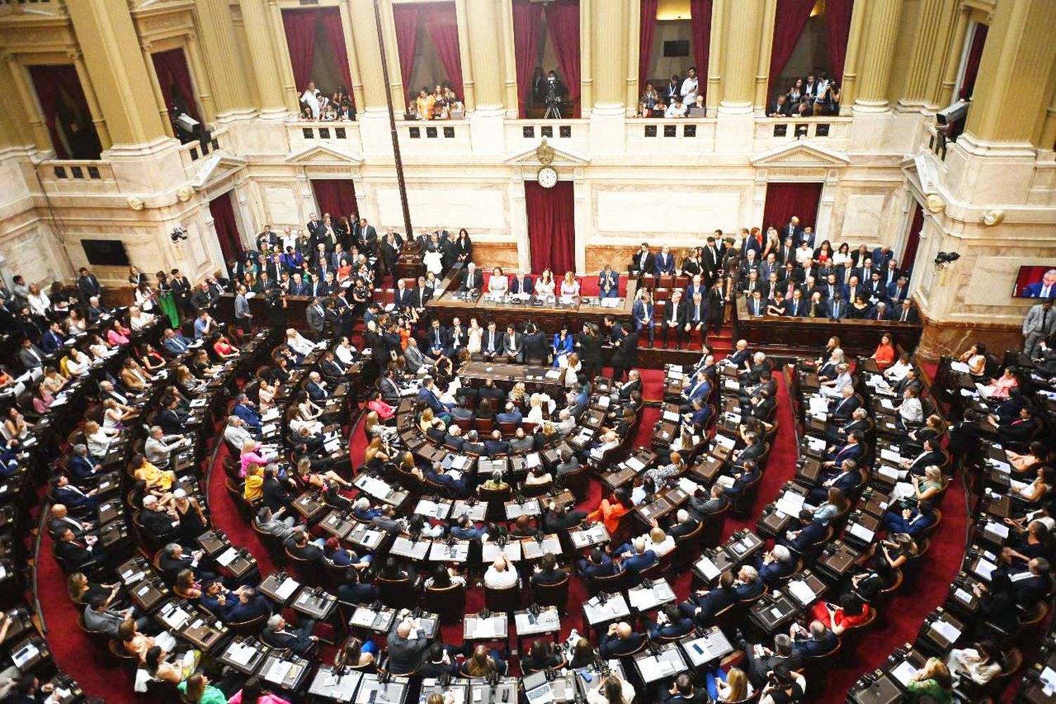 Fernández criticó a la Corte y dijo que �Sla mejor política social es generar trabajo⬝