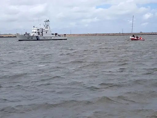 Rescatan a tripulantes de un velero a cuatro kilómetros de la costa