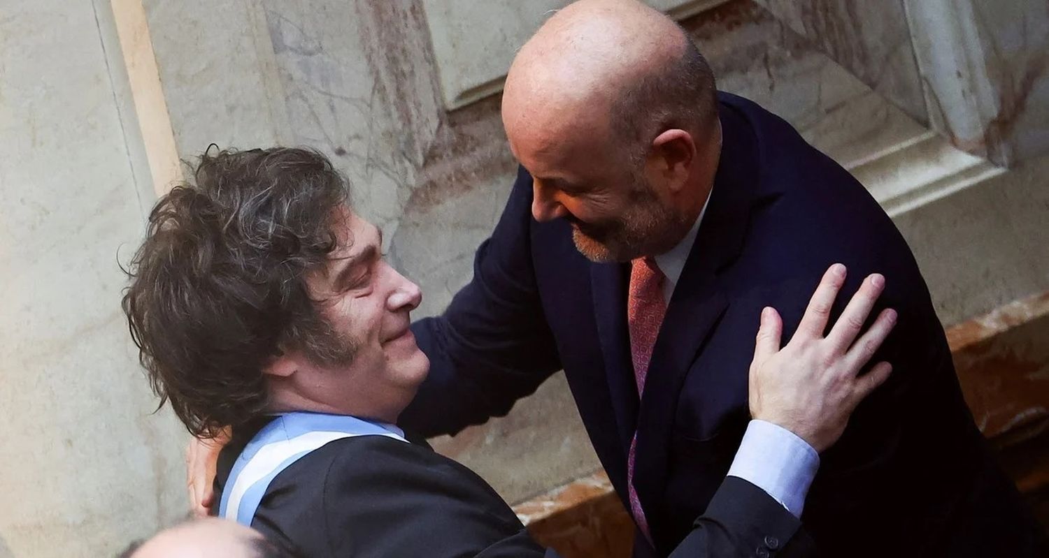 Milei y una explicación para las críticas que llegaron desde el vaticano. En la foto, con Sturzenegger el ministro encargado de las desregulaciones. Crédito: Reuters.