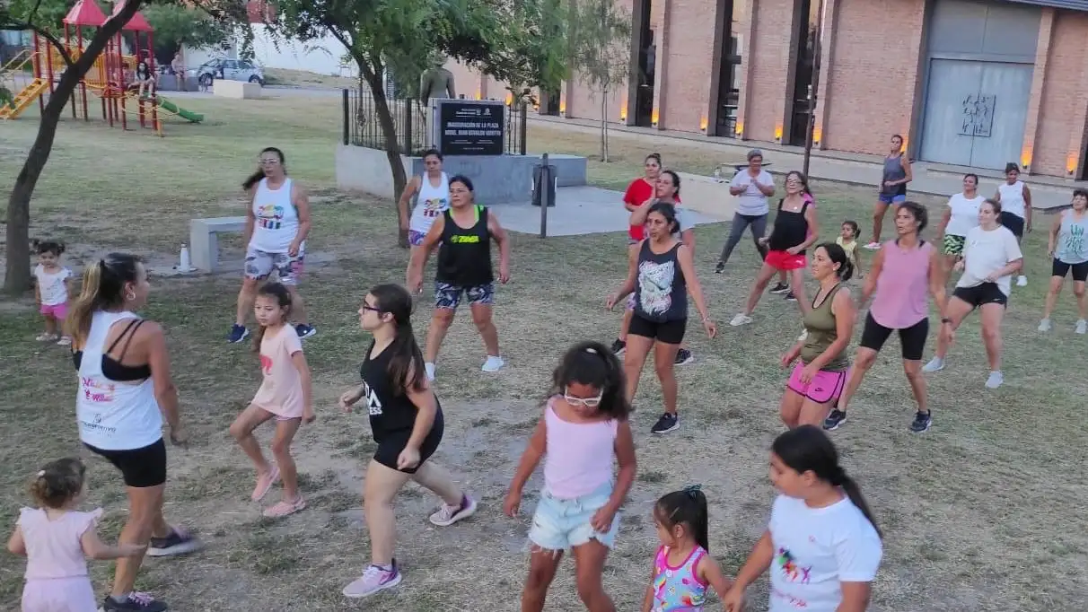 Arroyito inaugura la temporada 2026 de Zumba en las plazas