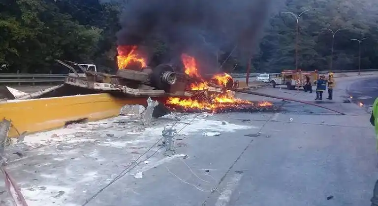 CALCINADOS: dos hombres mueren al volcar camión con azúcar en la Valencia-Puerto Cabello