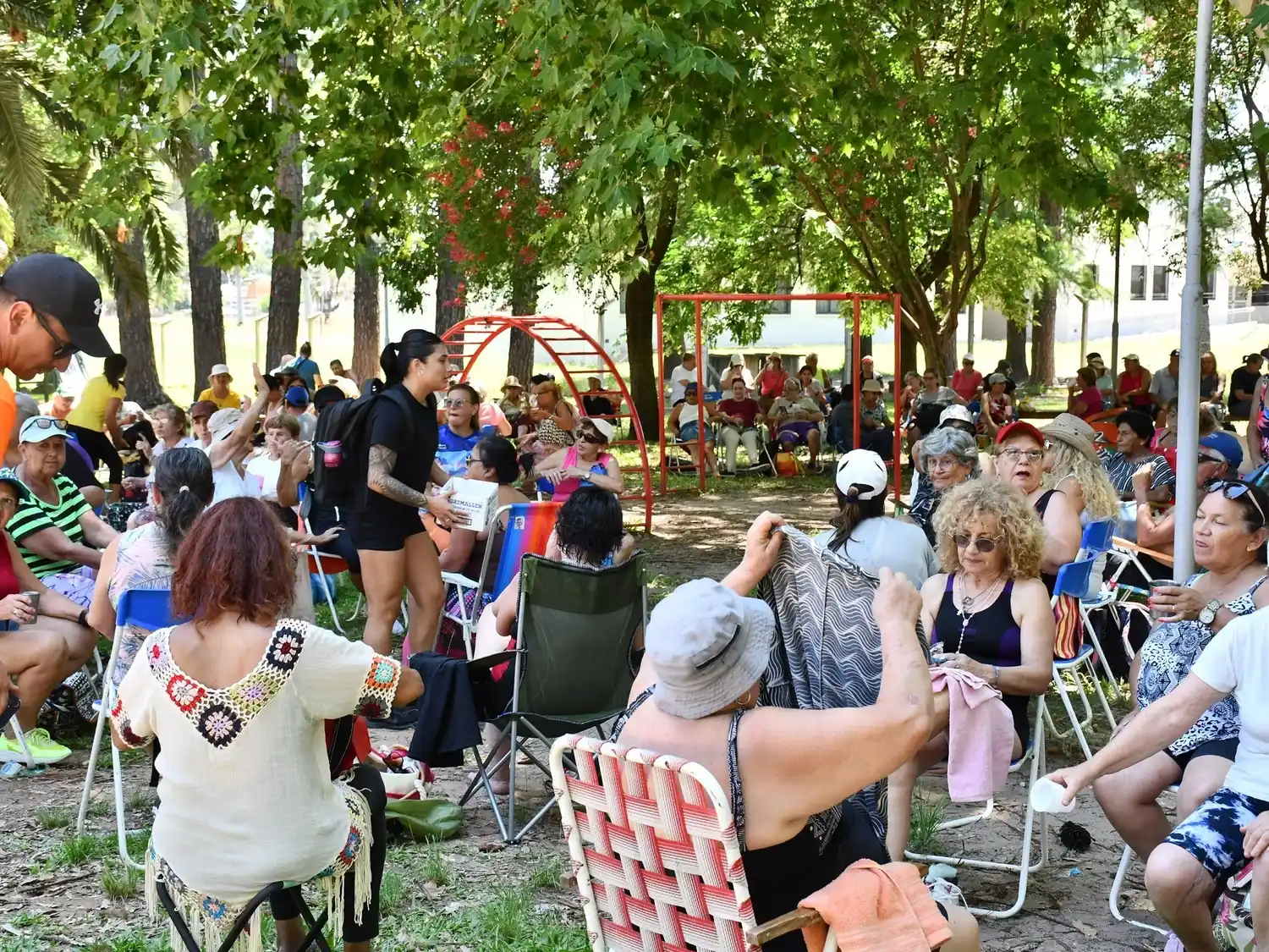 Adultos mayores disfrutan de las actividades de los recreativos de verano