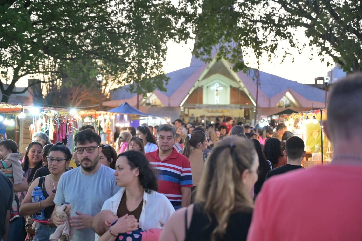 La plaza 25 de mayo se vio colmada de visitantes en una nueva edición de la feria