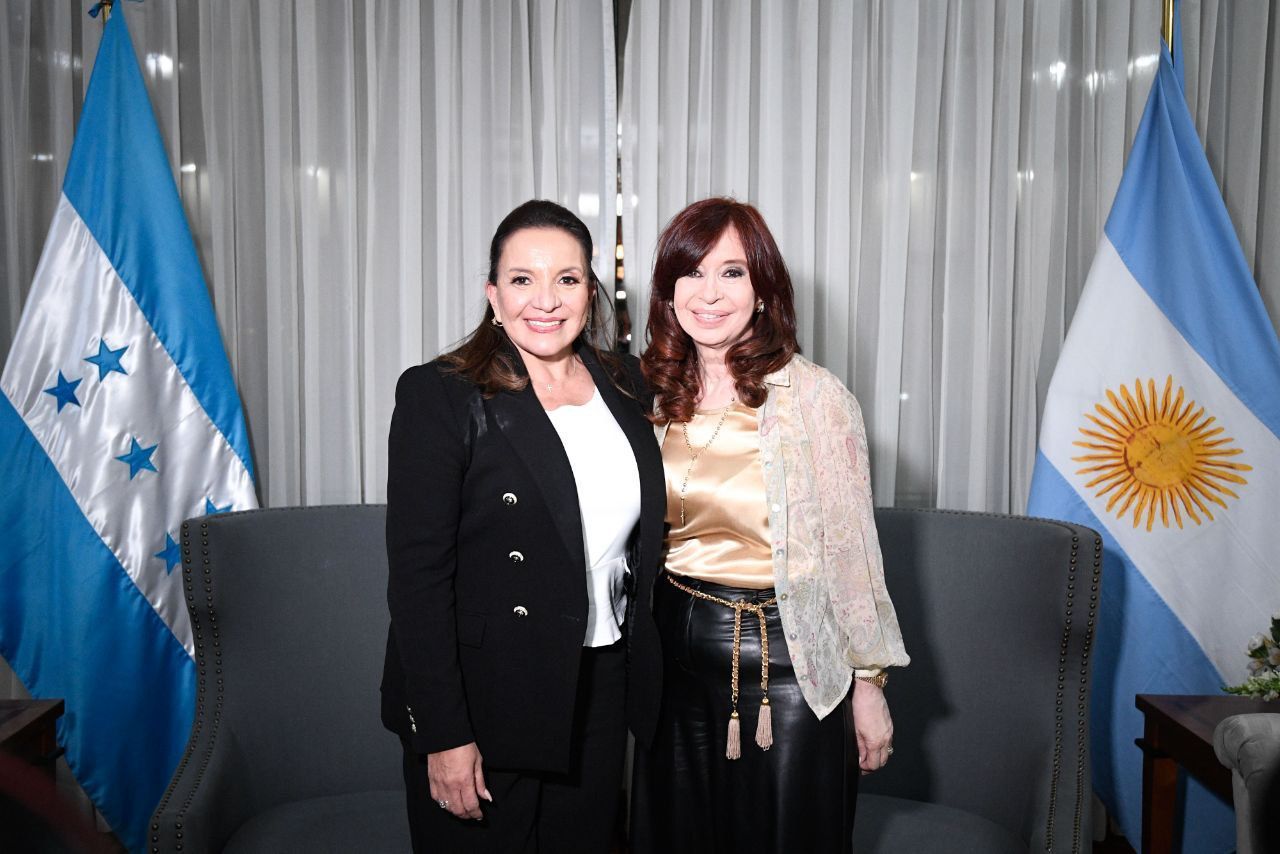 Cristina mantuvo una reunión bilateral con Xiomara Castro, la Presidenta electa de Honduras