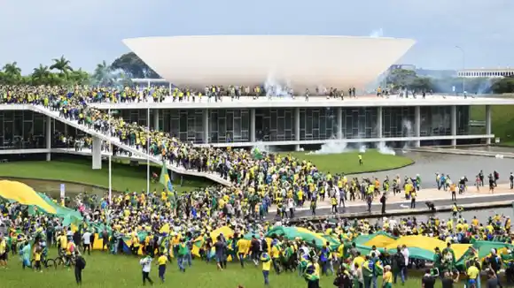 Ordenan desmantelar campos bolsonoristas y separan de su cargo al gobernador de Brasilia (+FOTOS)