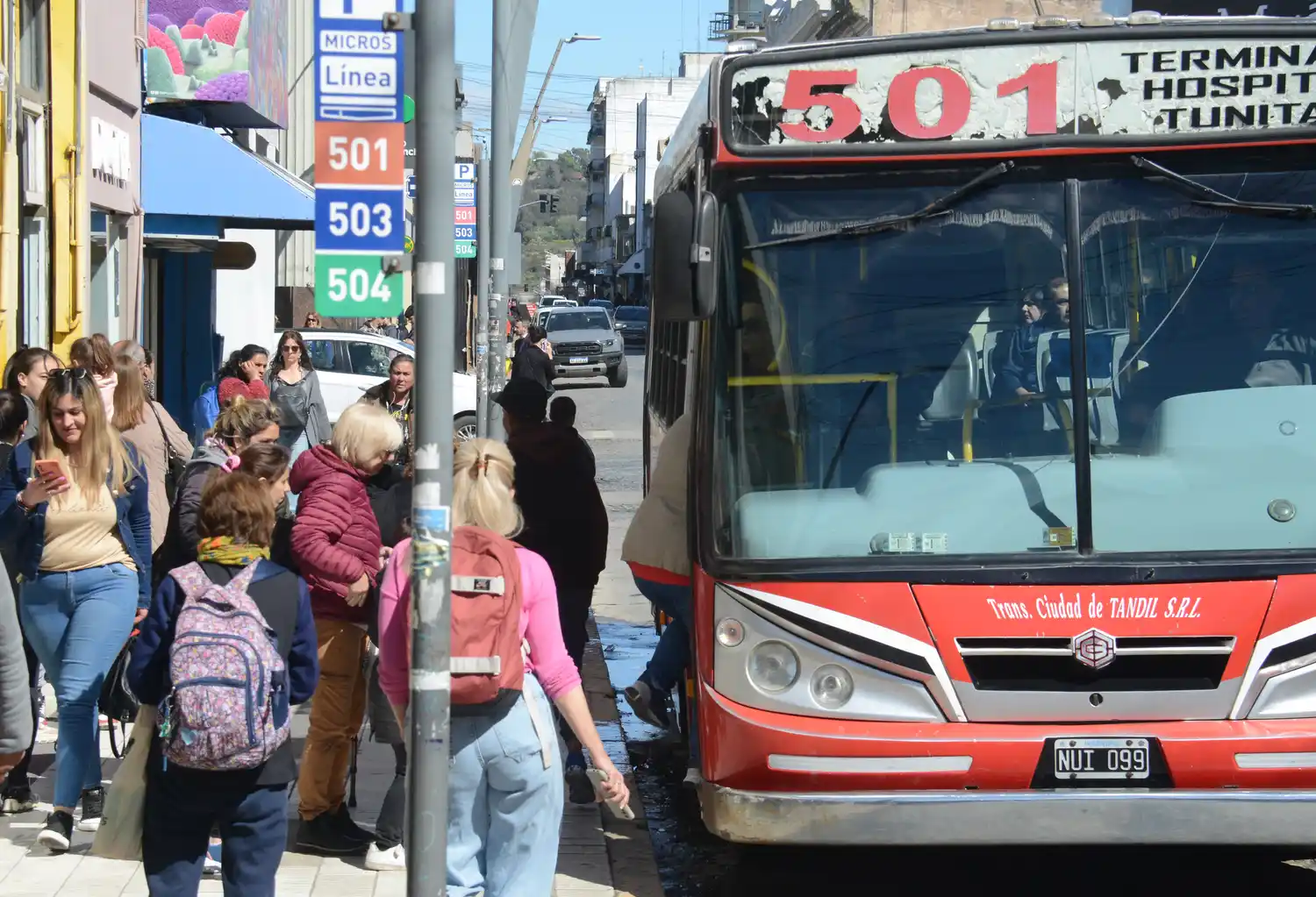 Trabajos de reparación de la calzada en la parada de colectivos de Pinto entre 9 de Julio y Alem