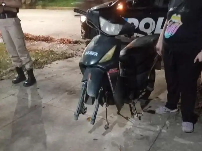 Indignación en Rafaela: le robaron la rueda de la moto en una calle muy transitada y con cámaras