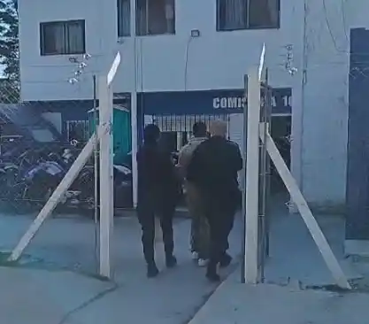 El agresor ingresa a la Comisaría.