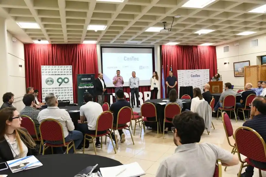 La primera jornada fue encabezada por la directora de INTI, Melina Gaspóz; el secretario de Producción, Empleo e Innovación, Diego Peiretti; el decano de UTN-FRRa, Oscar David; el director de ACDICAR, Daniel Frana y el presidente de la Comisión de Industria del CCIRR, Fernando Vaquero.