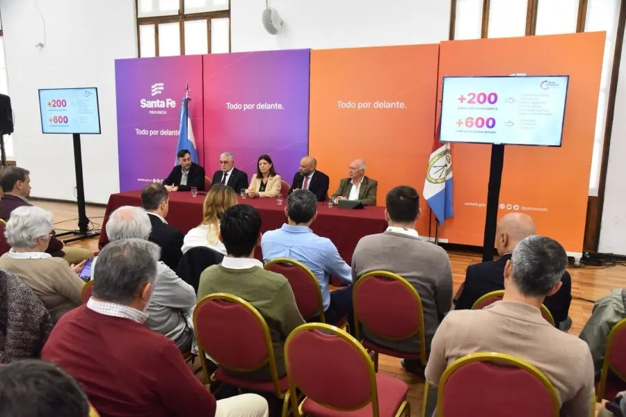  Santa Fe busca bajar costos en compras y sienta a empresas privadas con el sector público