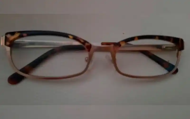 Liliana busca unos anteojos como estos