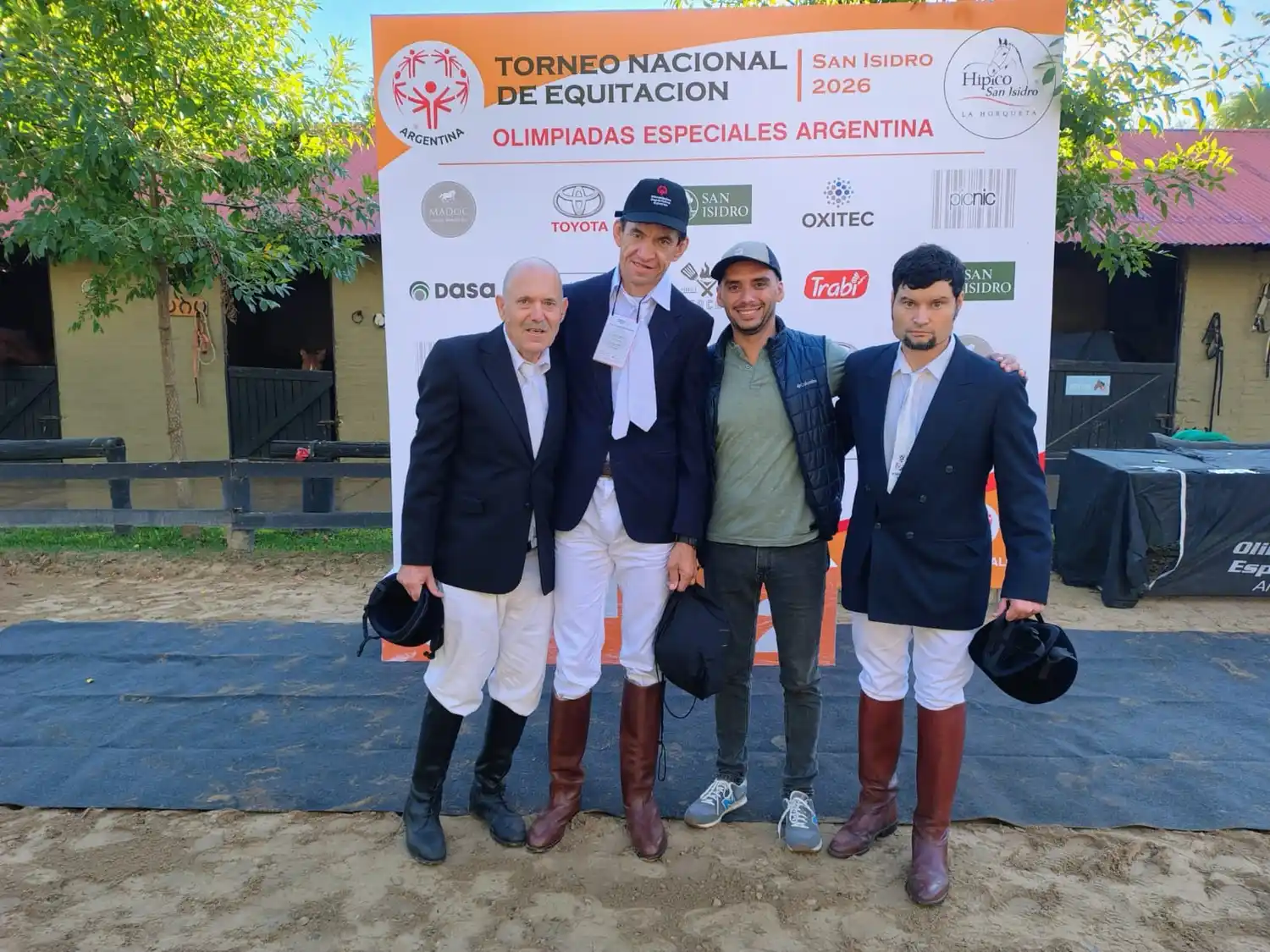 Los jinetes rufinenses junto a su entrenador. Foto: Gentileza