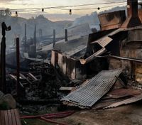 Un voraz incendio consumió toda la estructura del bar El Refugio en el Valle del Picapedrero