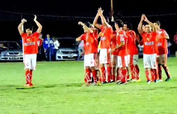 Central Larroque quiere mantener la punta mañana frente a Los Charruas