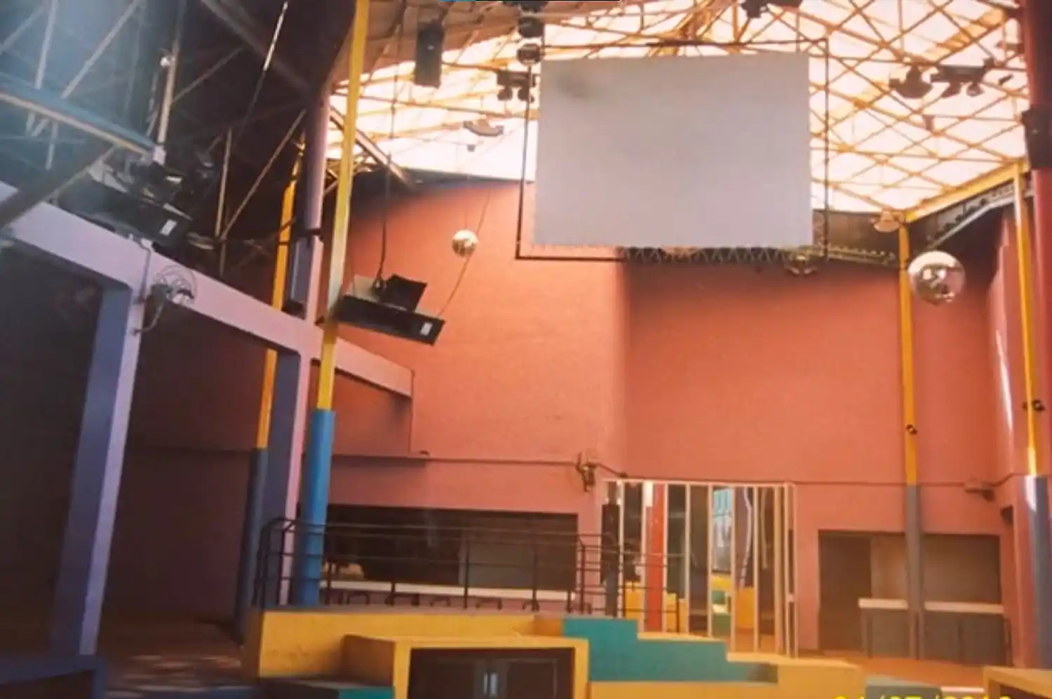 Interior vacío de La Fábrica Disco - 2