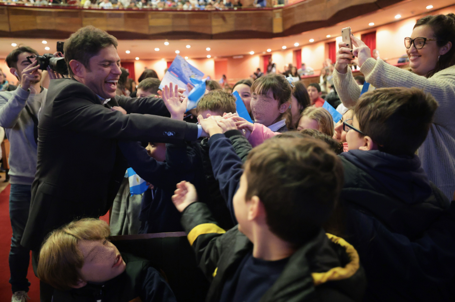 En el Teatro Argentino de La Plata: Kicillof encabezó ceremonia de promesa a la Bandera Nacional