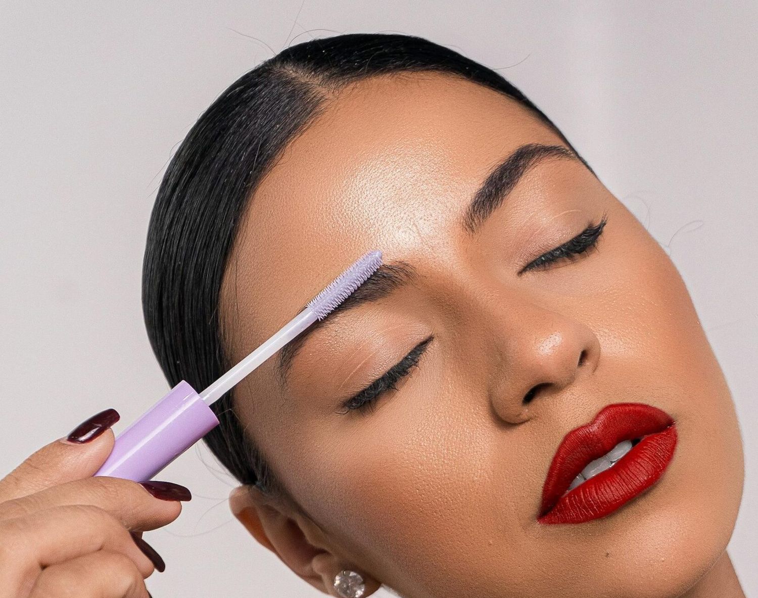 Conocé la nueva tendencia de cejas que transforma tu rostro en segundos