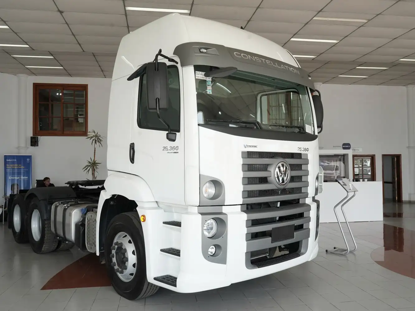 VW Constellation 25360