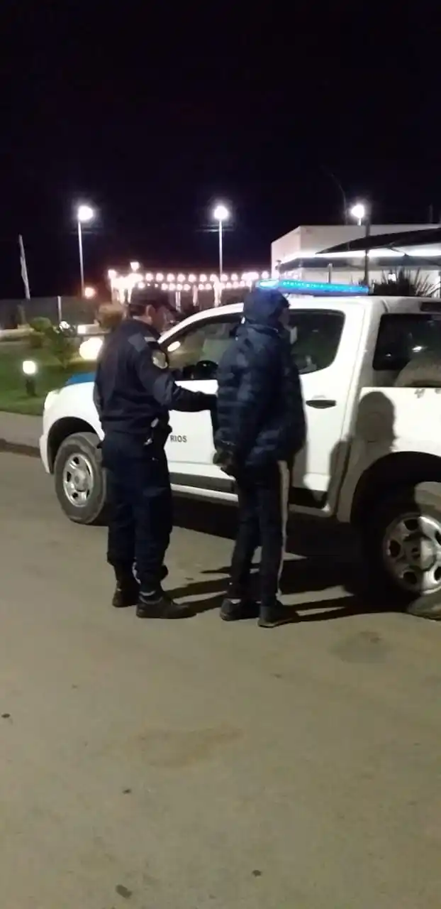 Intentó esquivar un control policial, pero lo atraparon con marihuana encima