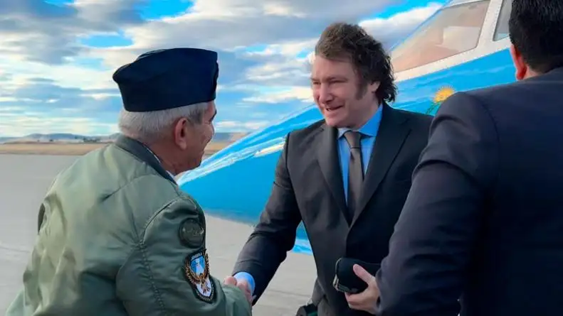 A las 6 del sábado, la comitiva despegó desde la Base de la Fuerza Aérea con destino a la Base Marambio