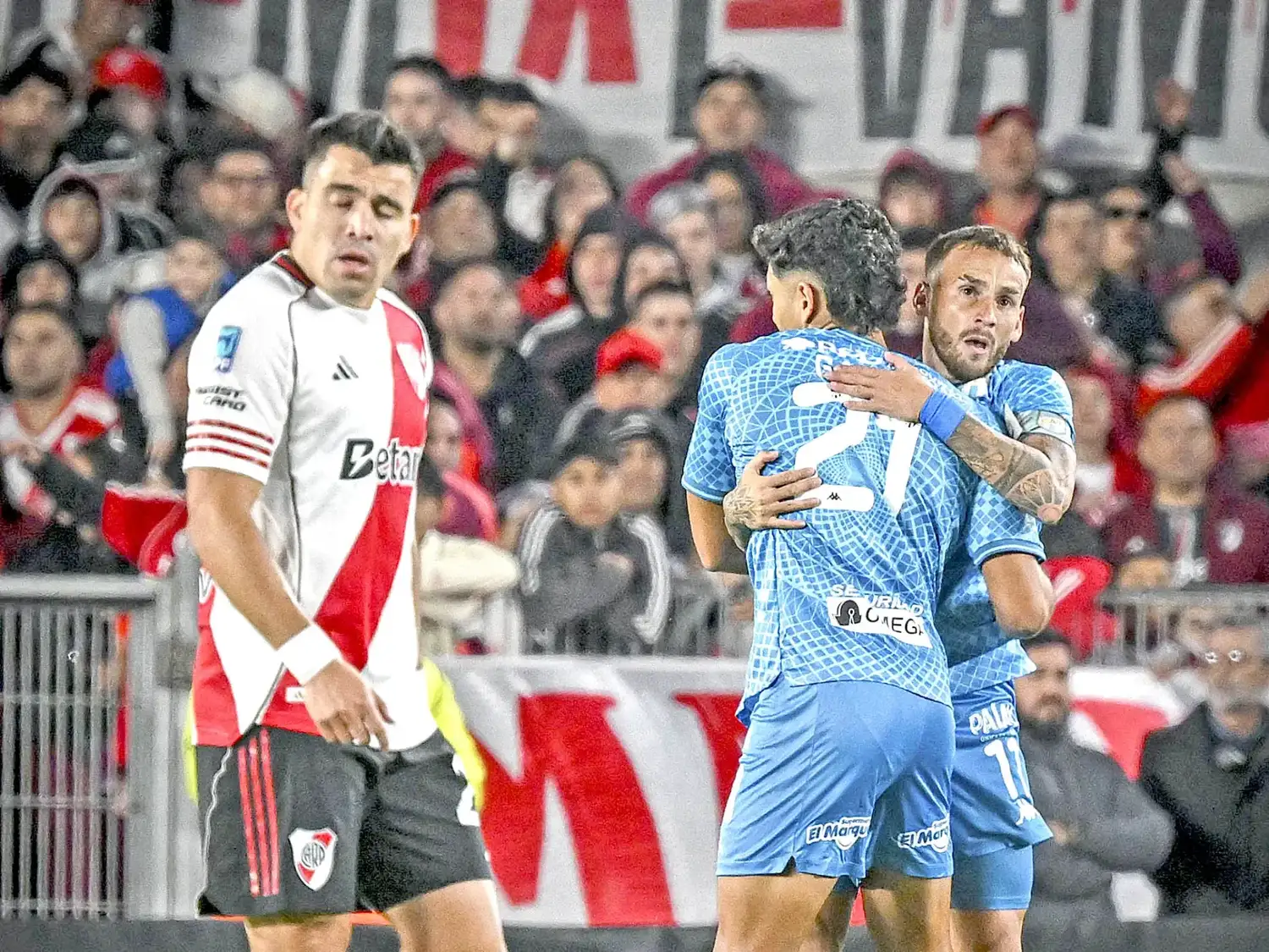El festejo de los tucumanos y la desazón de Acuña.