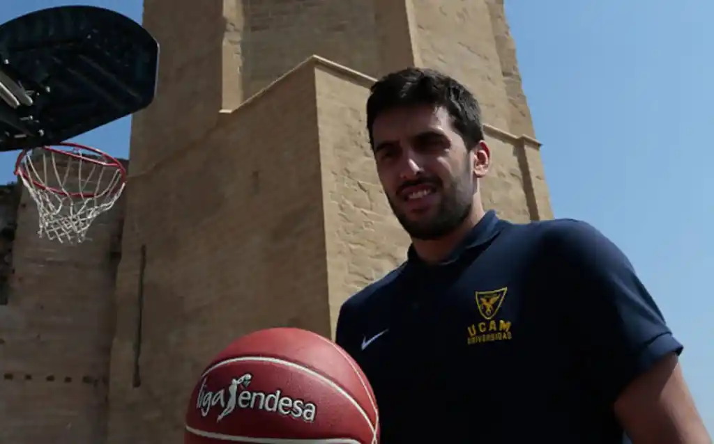 Campazzo y un triple desde las alturas