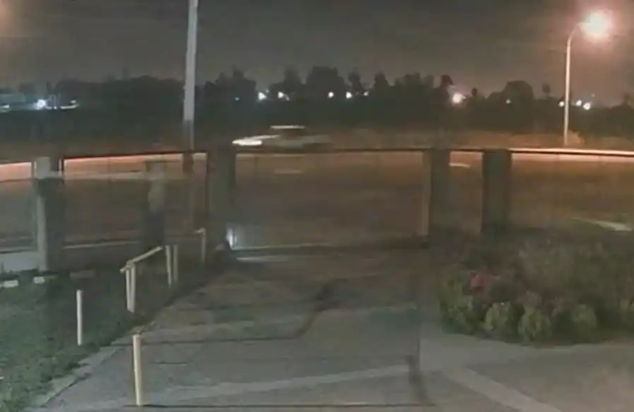 En las imágenes se ve al Peugeot pasar a toda velocidad y detrás a los camiones.