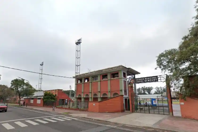 Sorprendieron a un grupo de menores ingresando al Estadio Municipal del Parque Independencia por la madrugada