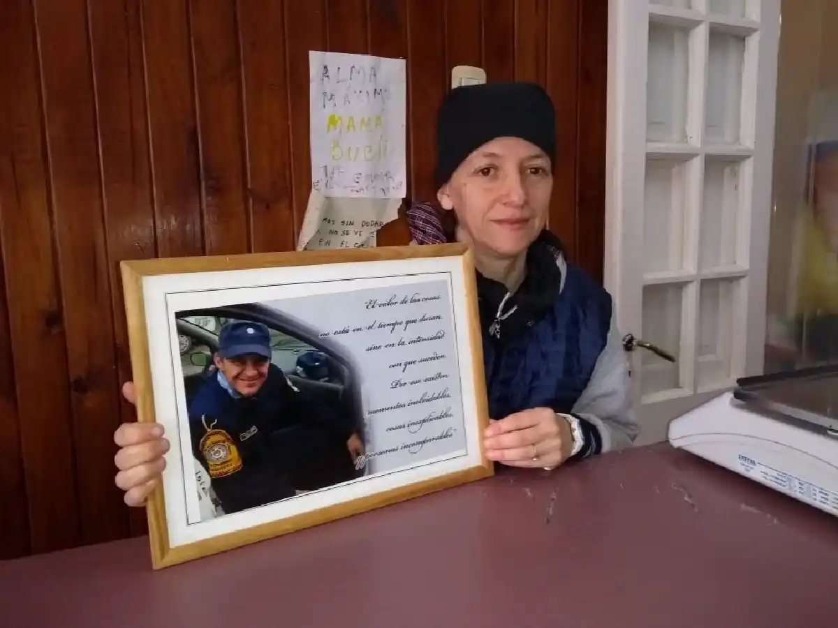 Su marido policía murió hace 5 años y reclama por el seguro para sus hijos 